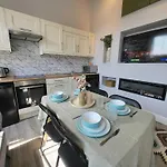 Location - Newly Refurbed 2bd Sleeps 6 W Loft * 科克