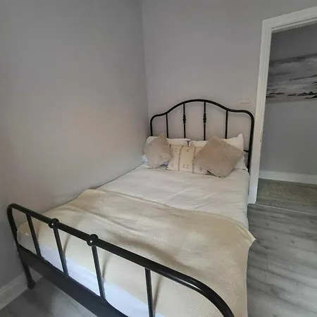 Location - Newly Refurbed 2bd Sleeps 6 W Loft * 科克