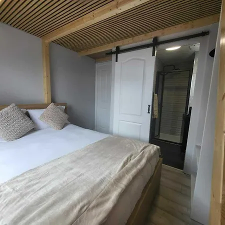 Location - Newly Refurbed 2bd Sleeps 6 W Loft 公寓 *