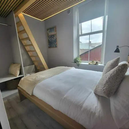 Location - Newly Refurbed 2bd Sleeps 6 W Loft Daire *