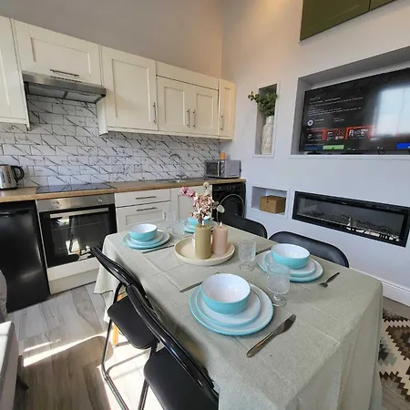 Location - Newly Refurbed 2bd Sleeps 6 W Loft * Cork