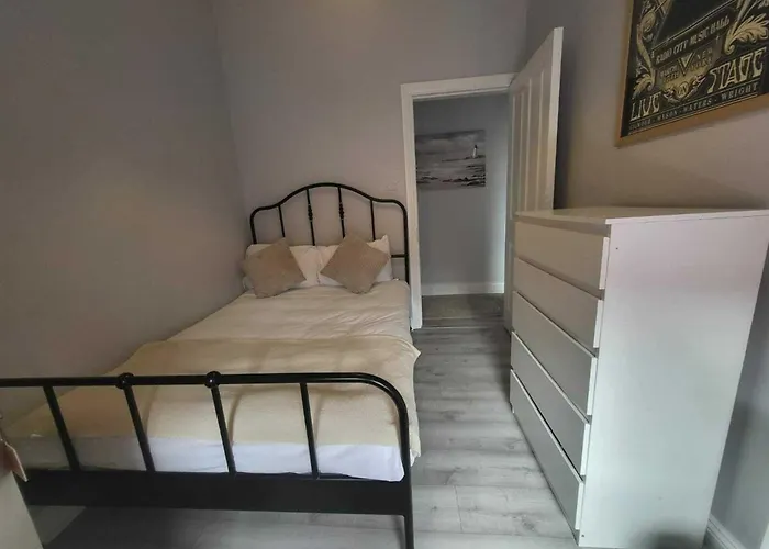 Location - Newly Refurbed 2bd Sleeps 6 W Loft * Cork