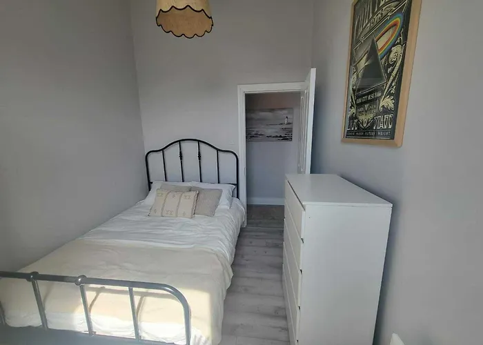 Апартаменты Location - Newly Refurbed 2bd Sleeps 6 W Loft *