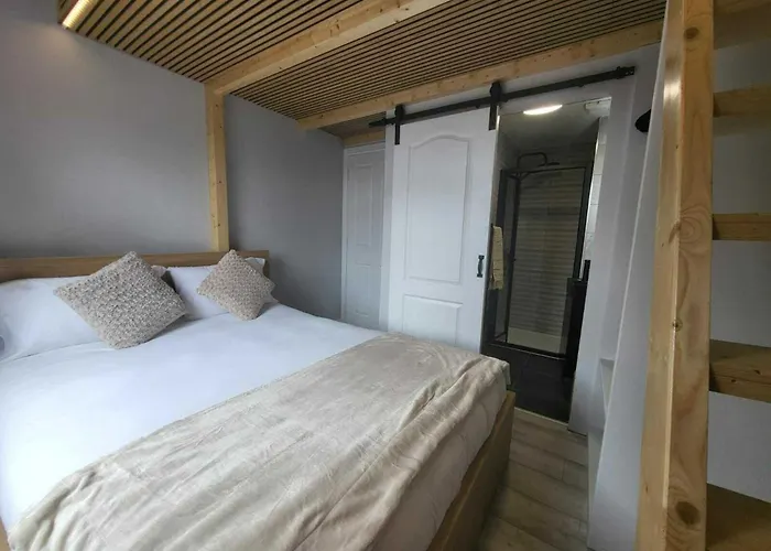 Location - Newly Refurbed 2bd Sleeps 6 W Loft Апартаменты *