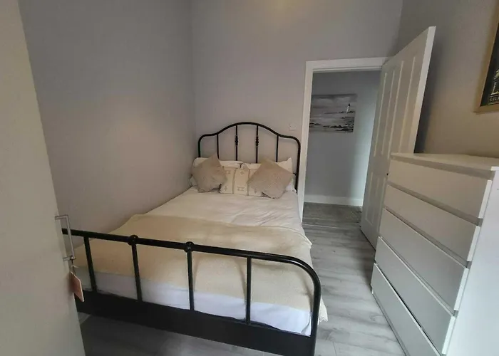 Location - Newly Refurbed 2bd Sleeps 6 W Loft Apartament Cork