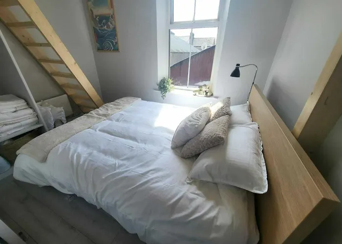 Location - Newly Refurbed 2bd Sleeps 6 W Loft Cork