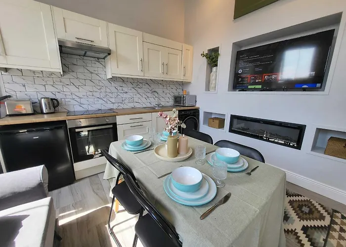 Location - Newly Refurbed 2bd Sleeps 6 W Loft * Cork