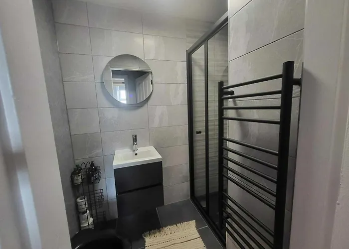 Апартаменты Location - Newly Refurbed 2bd Sleeps 6 W Loft Корк