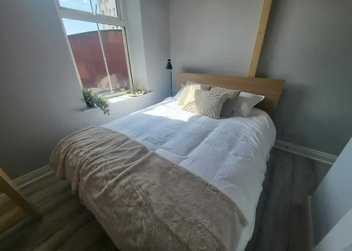 Апартаменты Location - Newly Refurbed 2bd Sleeps 6 W Loft Корк